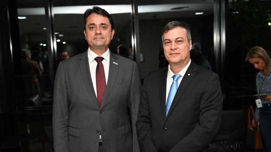 Karel Ozon é empossado presidente da AMPDFT